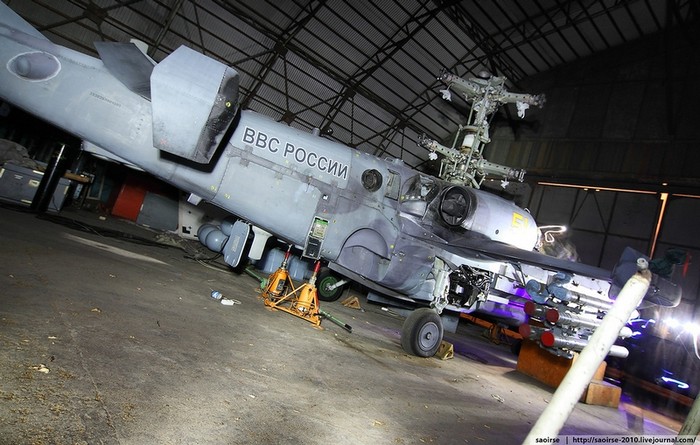 Trực thăng tấn công KA-52 trong nhà chứa máy bay